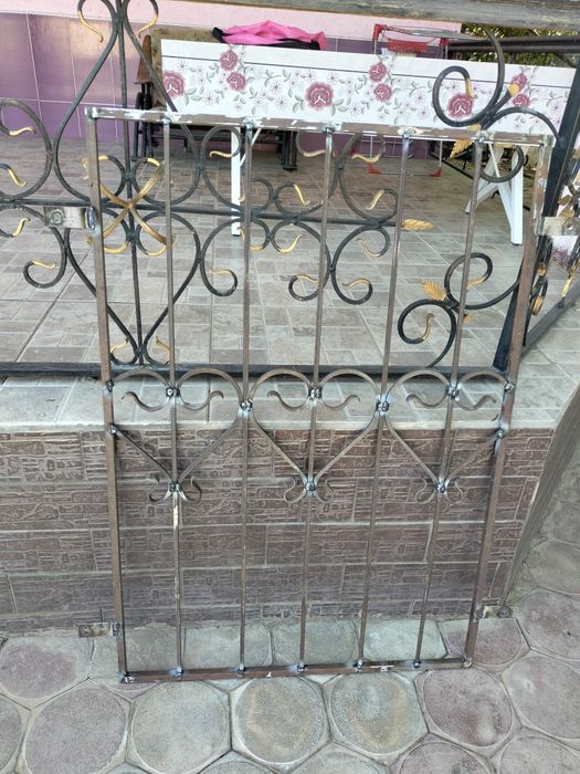 Продам решотки и  унитаз 1шт