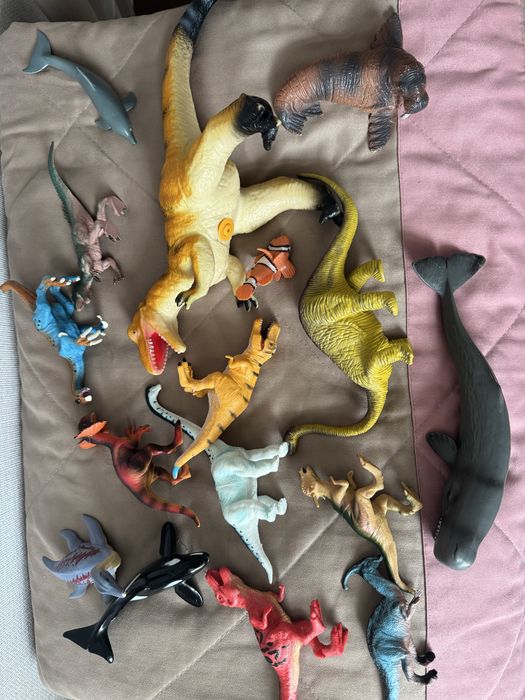 Динозаврики, за все 2000 тг