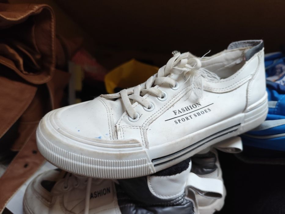 Продавам бели маратонки