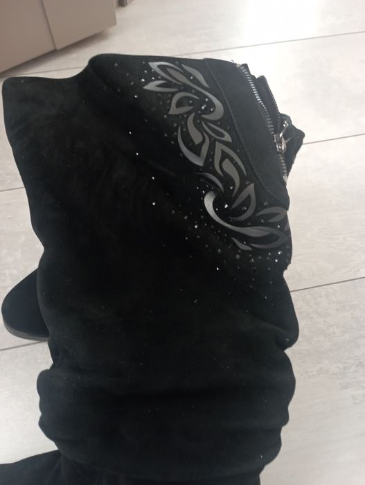 Продам женские сапоги новые.