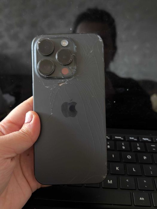 iPhone 15 Pro — hech qayeri alishmagan yoki nimadir bolmagan