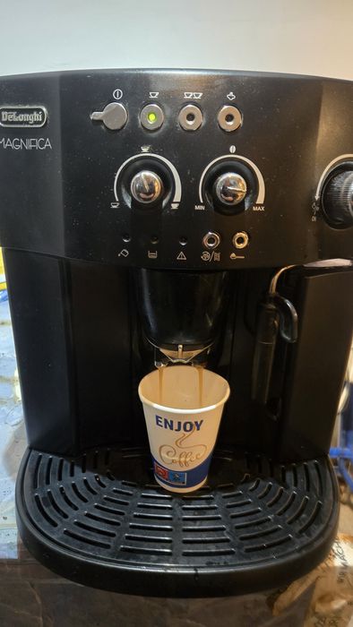 Aparat de cafea cu boabe Delonghi