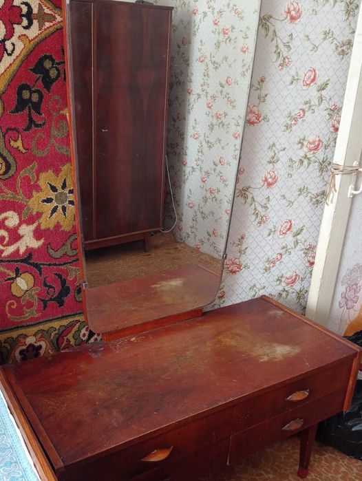 Трюмо с зеркалом