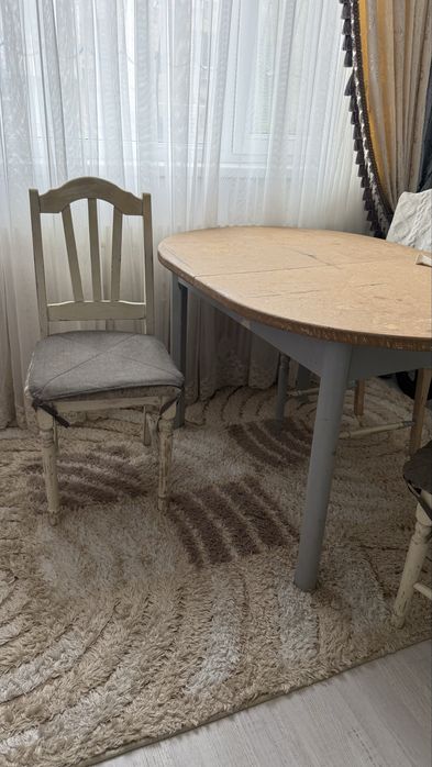 Деревянный стол со стульями