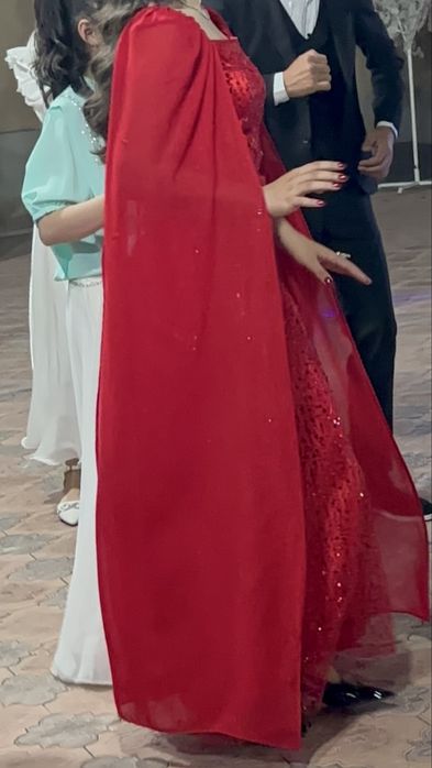 Вечерное красное платье