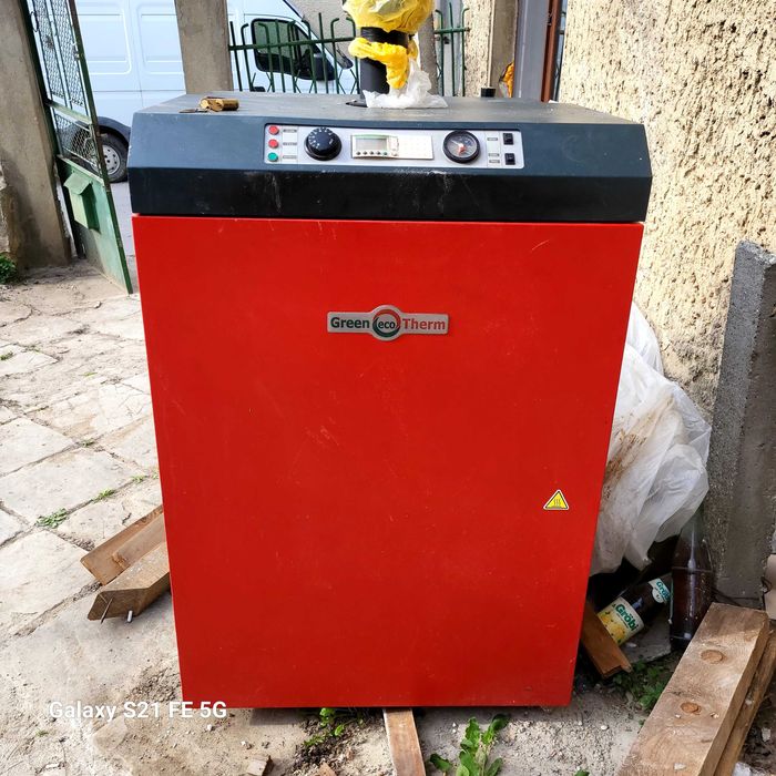 Продавам комбиниран котел със дърва и пилети.