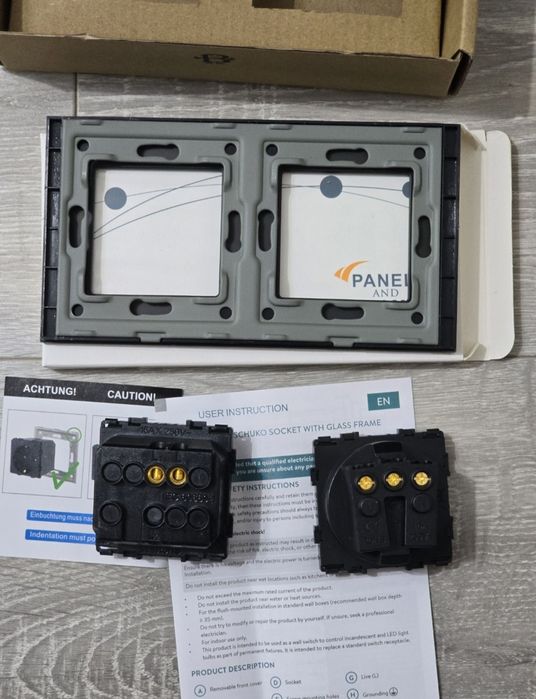 Priză Schuko cu întrerupător tactil, panou sticlă cristal, negru