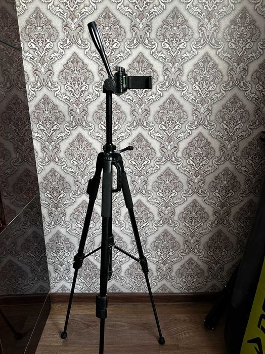 Продам два штатива для съёмки, продаются вместе (разные модели).