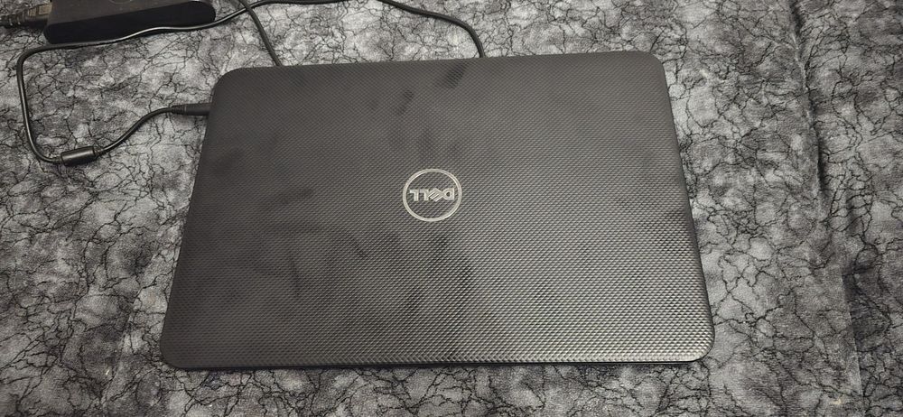 Продавам лаптоп Dell Inspiron 3521-5759