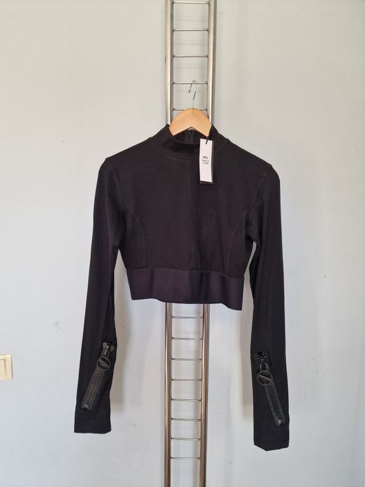 Страхотна дамска блуза DIESEL кропнат
модел,нова сетикет, размер М /L,