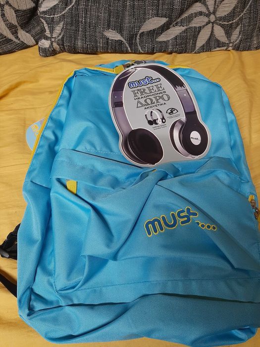 Раница със слушалки