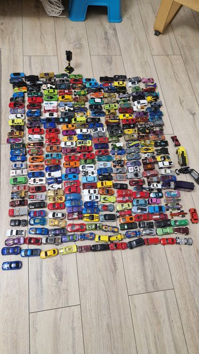 250 masini hot wheels
