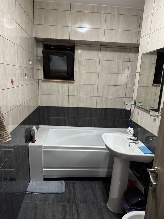 Inchiriez apartament cu 2 camere  incepand cu 1 august in zona  Tic tac pe termen lung.