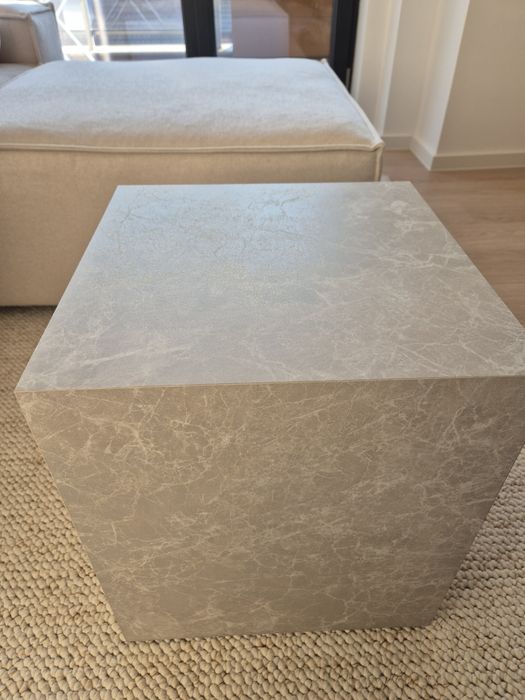 Продавам нова модерна квадратна маса за кафе, цвят бежов