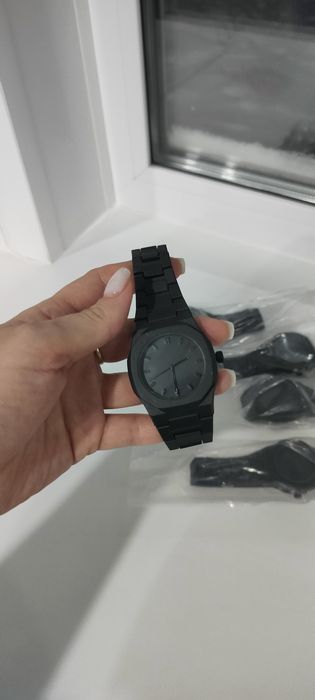 Ручные часы , в наличии .