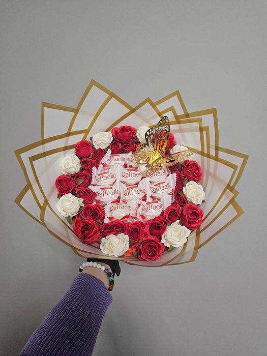 Букет от изкуствени рози и бонбони.