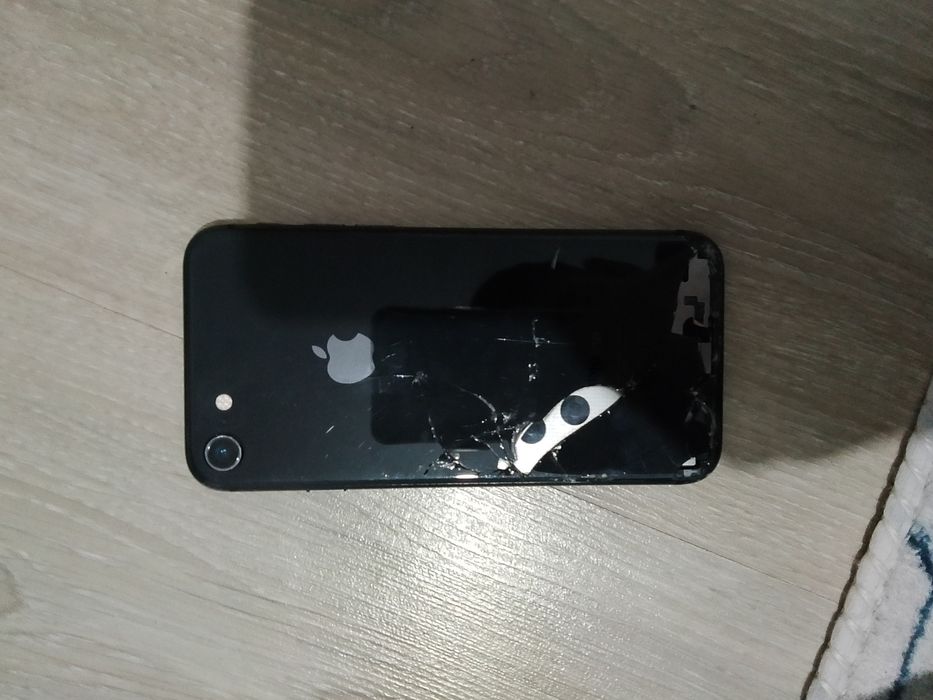 Айфон 8 задний крышка разбита