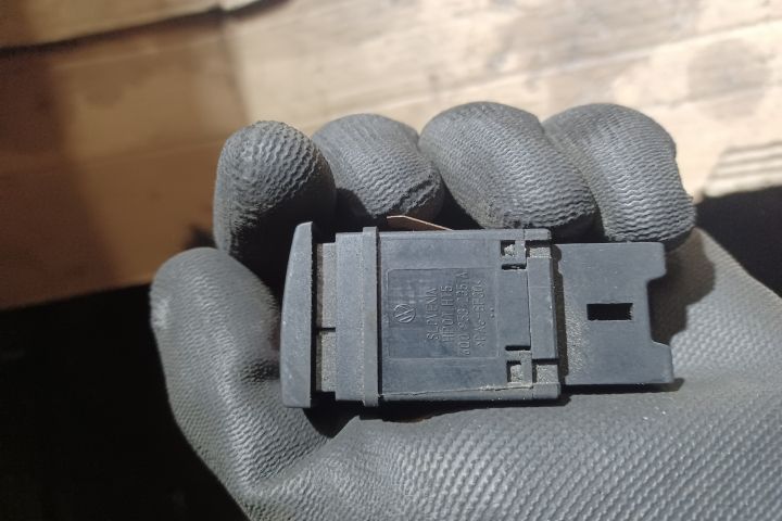 Buton avarie 6Q0953235A Volkswagen VW Polo a 4-a generatie 9N