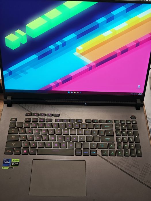 Asus ROG G18 G814JIR 18" 32gb ram, 4070, i9