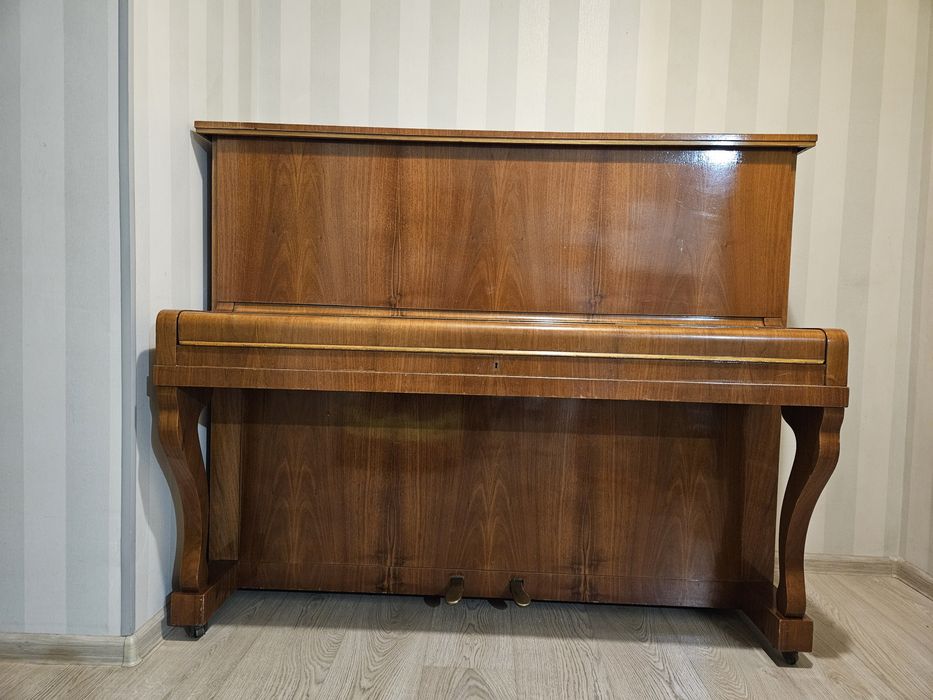 Продам пианино"legnica"
