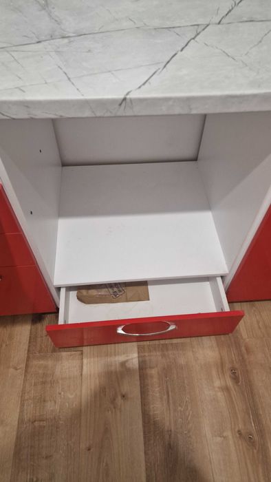 Червена кухня с шкафове