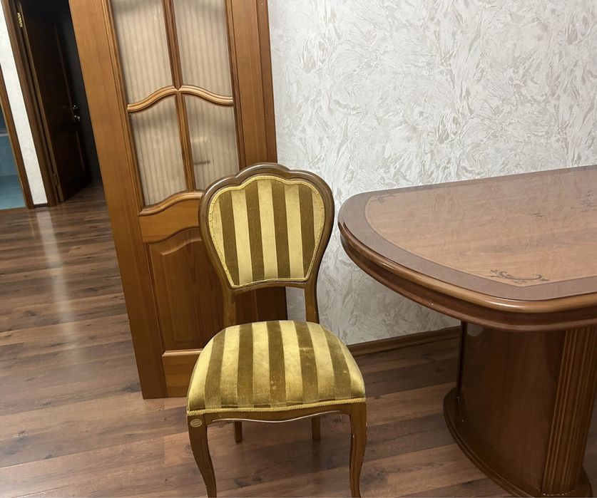 Стол для гостиной, стулья