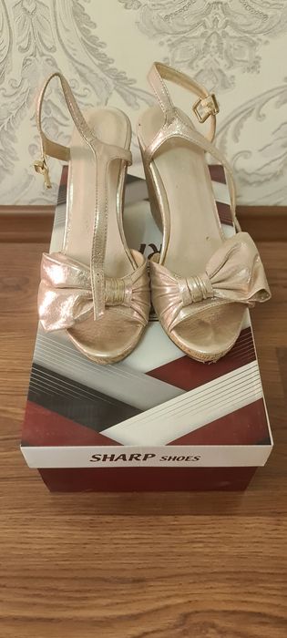 продаю женские туфли