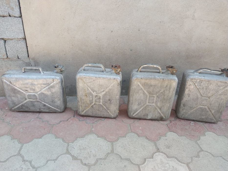 Продам часы, термос,бачок