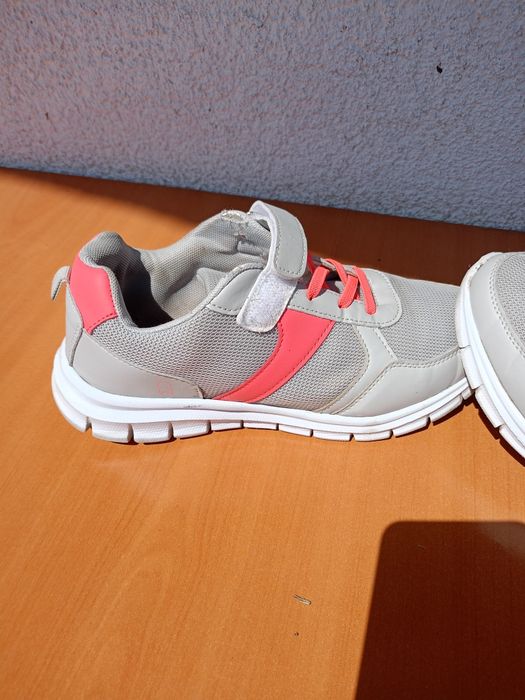 Vând pantofi sport, purtați dat in stare buna, mărimea 38, produs de c