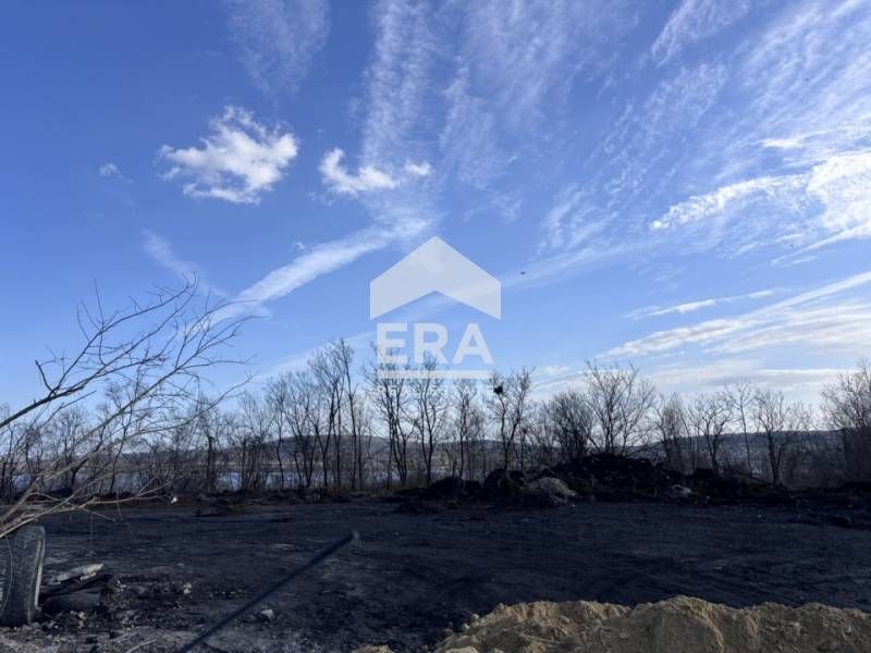 ЕКСКЛУЗИВНО!Поземлен имот за продажба, разположен на главния път Варна