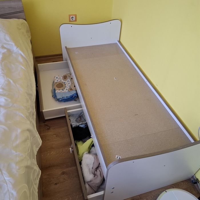 Кошара , бюро и легло. Комплект на Lorelli