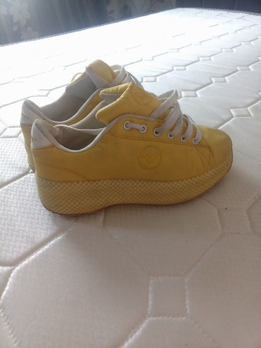 Продам кроссовки 38 размер