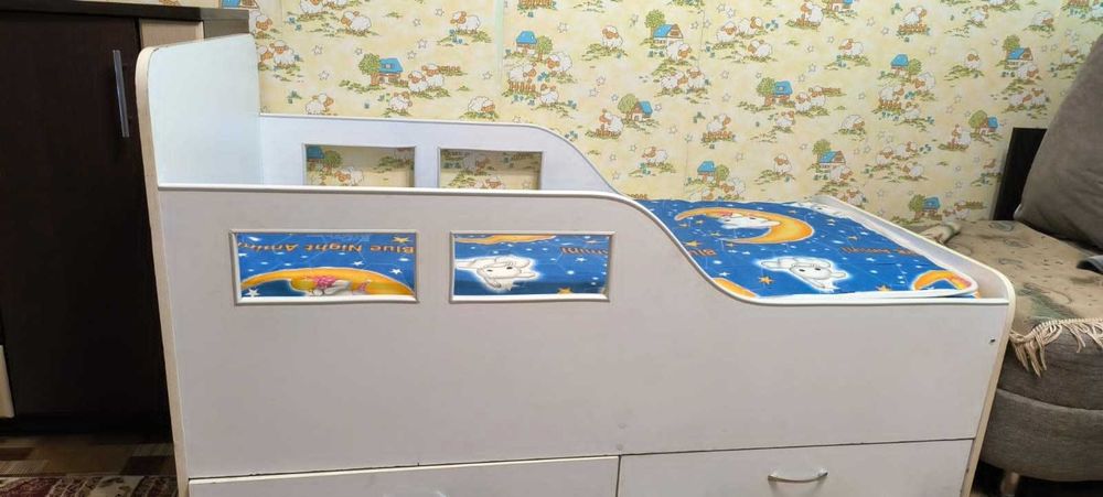 Кровать детская, подростковая. Б/У. 150×77 см с матрасом и ящиками.