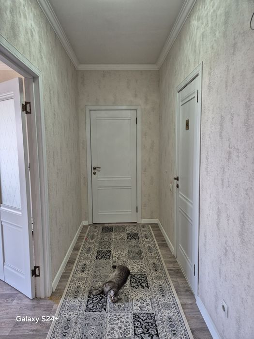 Поклейка обоев и покраска стен.