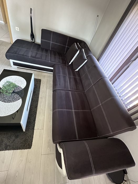 Ъглов диван с повдигащ механизъм и холна маса  ( като нови)