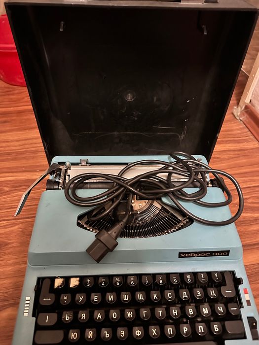 електрическа пишеща машина Хеброс 300.