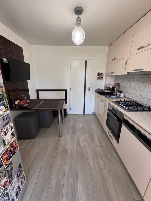 Vand apartament 3 camere renovat partial mobilat.