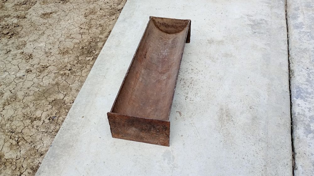 Treucă de pus mâncare pentru porci