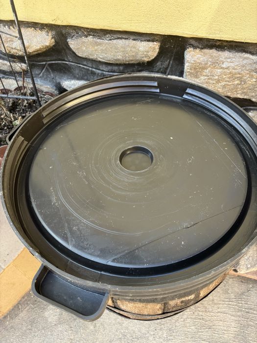 Butoi 200 l plastic cu capac pe filet