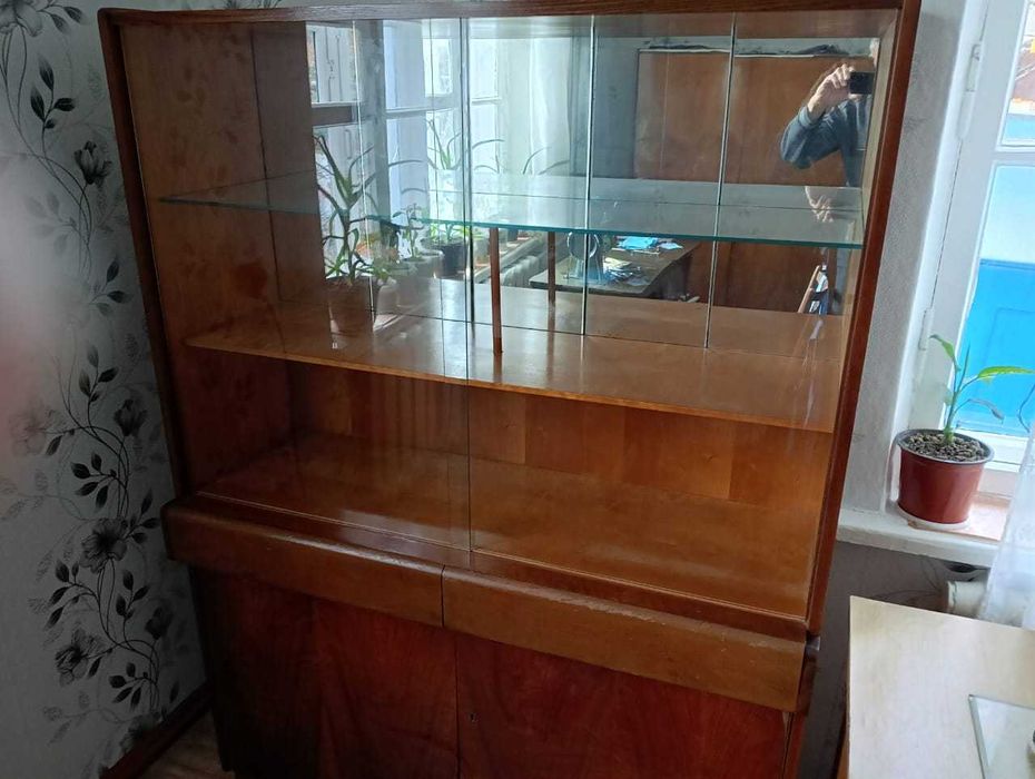 Продам сервант.Производство Чехославакия.