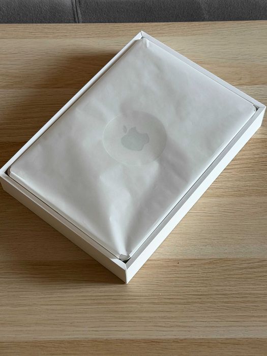 MacBook Air M2 13.6" / 16GB / 512GB – перфектно състояние (Starlight)