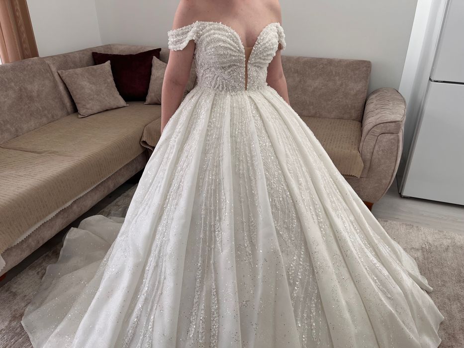 Булчинска рокля тип принцеса , изцяло с камъни