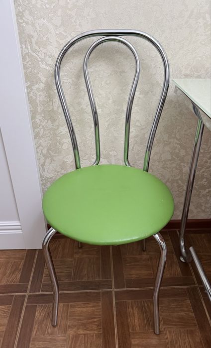 Продам стол, размером 130*75, и 5 стульев