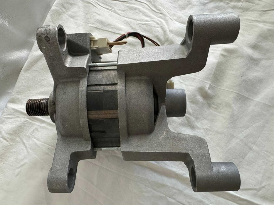 Двигател / електромотор и винтил от пералня Hotpoint Ariston