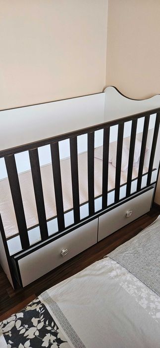 Бебешко легло с люлеещ механизъм