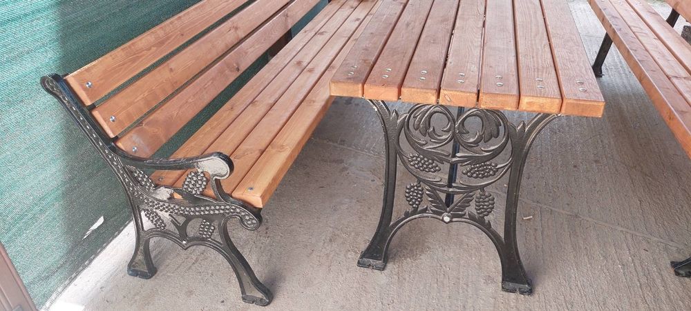 Маси и пейки от масив с метални крака