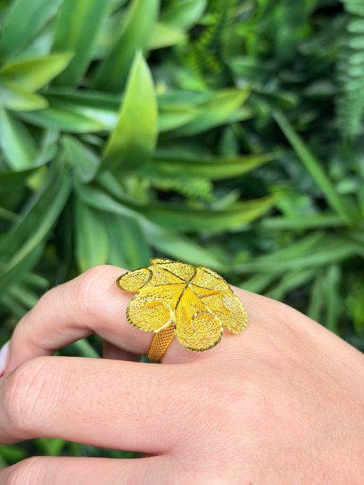 Елегантен златен пръстен с тегло 4,75 грама, проба 14 карата.