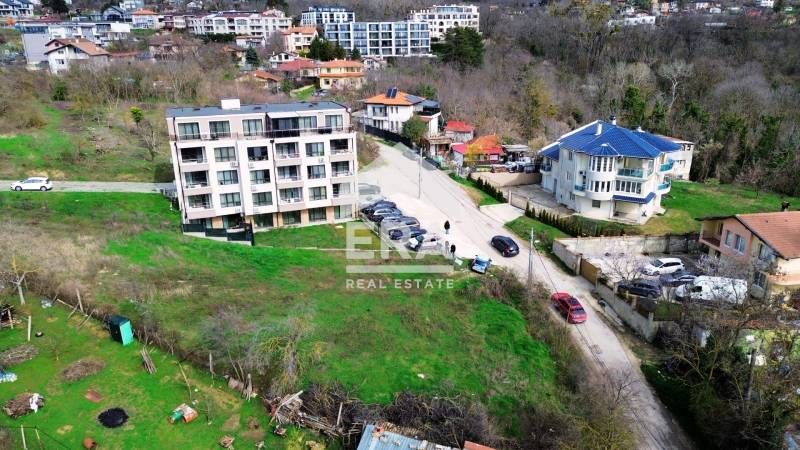 Четиристаен ексклузивен апартамент за продажба, с голяма дневна и собс