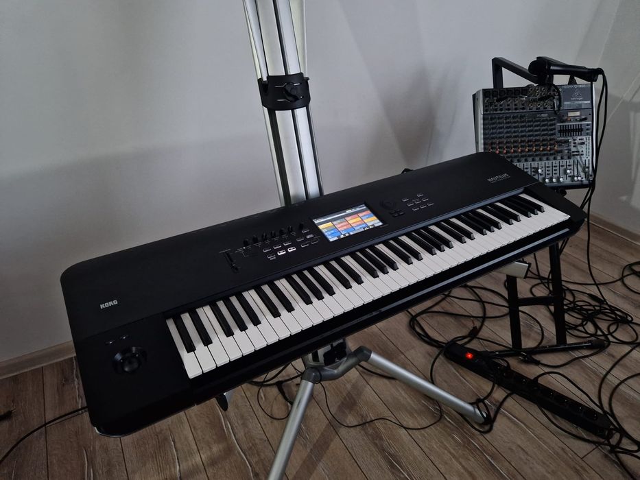 Vând orga Korg Nautilus 73 work station, cu stativ și husă
