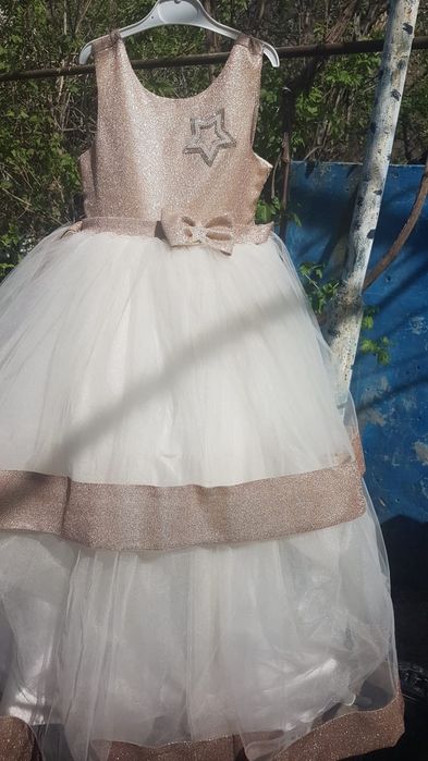 Продаю платье для девочки.